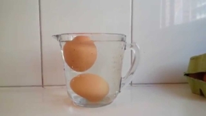Es posible saber si un huevo está fresco antes de cascarlo